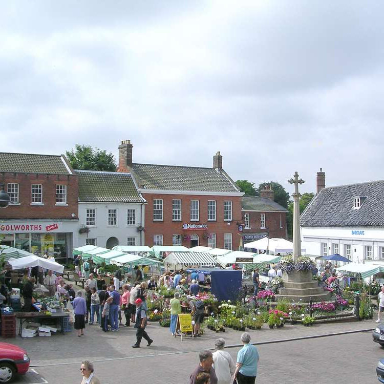 Fakenham Farmers Market, Market Square, Fakenham, North Norfolk | A wide variety of fresh local fare, organic foods and quality locally grown produce, plus entertainment and a great atmosphere make this a wonderfully traditional Norfolk market. | fakenham, farmers, market, produce, food, drink, plants